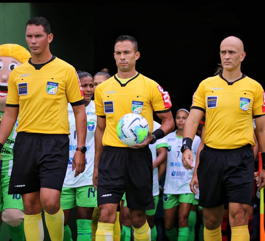 Jogo do futebol brasileiro com 2 árbitros em campo? Já aconteceu e foi  sucesso - Futebol - iG